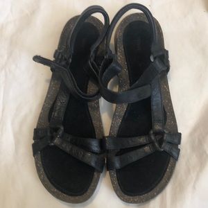 NEW women’s Teva strappy sandals